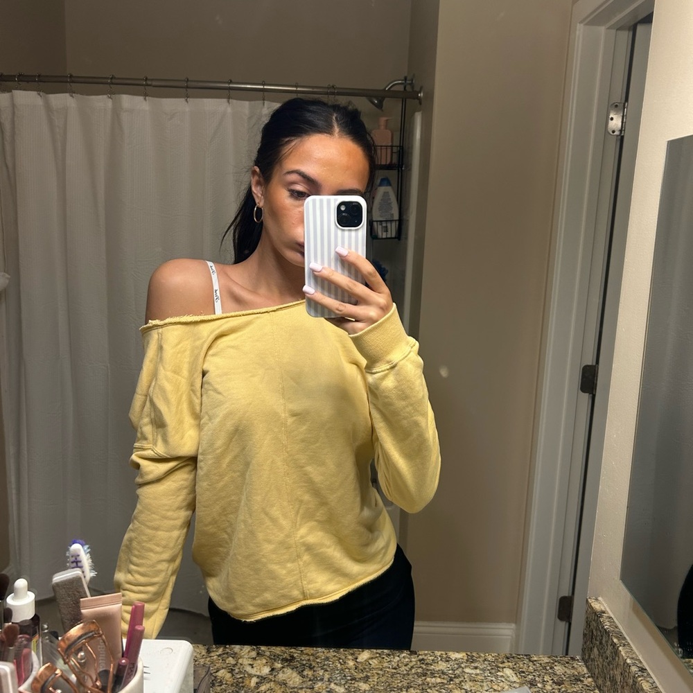 Abercrombie & Fitch Yellow Off-Shoulder Sweatshirt